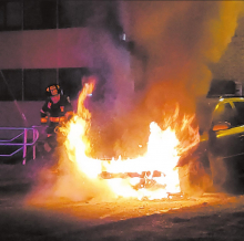 LFD Extinguishes Major Car Fire